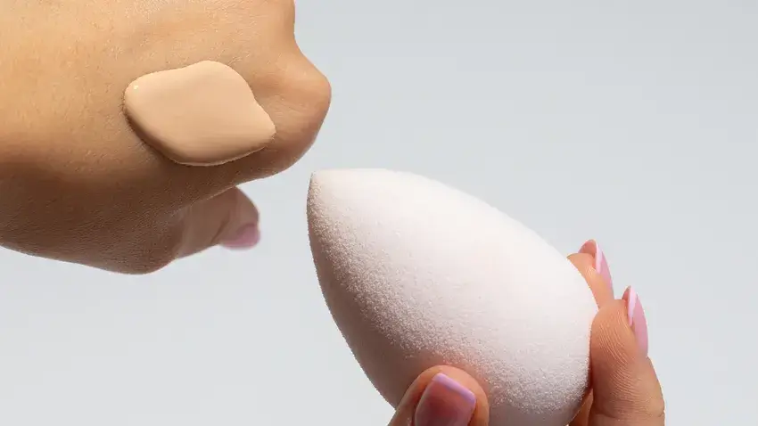 ファンデーションの塗り方をレッスンしているイメージ画像