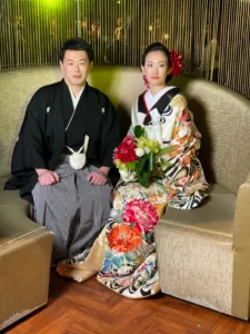 和装人前式 ボリュームのある華やかな色打掛に合わせて大輪のダリアを添えた下めボリュームシニヨンスタイル