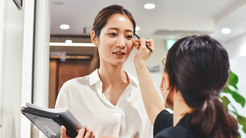 広告用動画撮影におけるメイク直しの様子