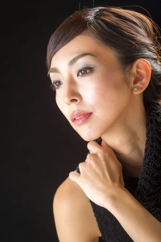 アイラインとシャドウをしっかり効かせた目元に対し、リップとチークを控えめにしてバランスをとったメイク。